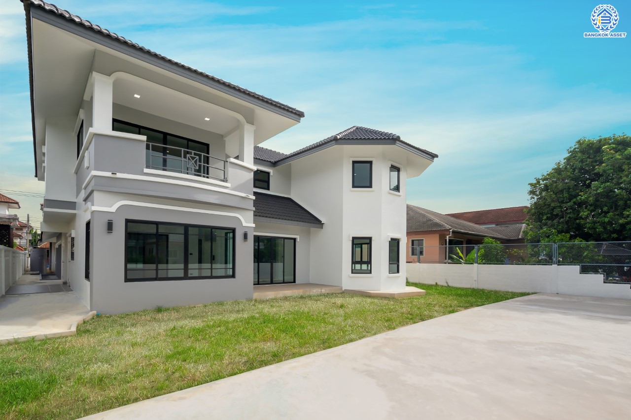 บ้านมือสองตกแต่งใหม่ ม.เมืองเอกประจิม พหลโยธิน87 ตกแต่งครบทุกฟังก์ชัน เนื้อที่ 200 ตร.ว. 3 ห้องนอน 5 ห้องน้ำ 1 ห้องรับรอง จอดรถได้ 3 คัน เชื่อมต่อทุกการเดินทาง ใกล้รถไฟฟ้าสายสีแดง "สถานีหลักหก"และทางด่วน "ศรีสมาน"